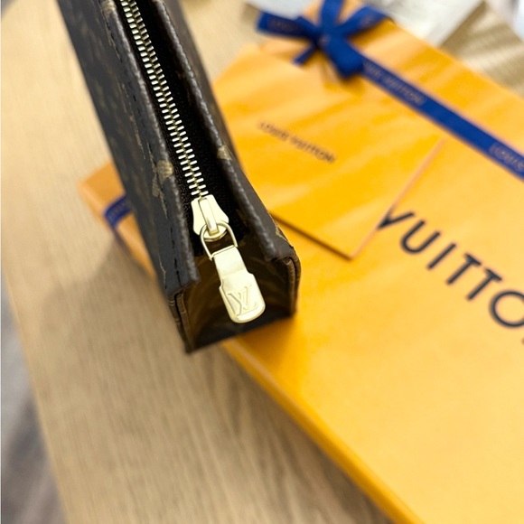 LOUIS VUITTON 2024 Monogram Canvas Toiletry Pouch 26 - Picture 9 of 15